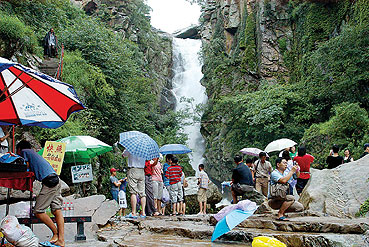 連云港漁灣風(fēng)景區(qū) 飛瀑流泉引客來，自然勝境展新顏